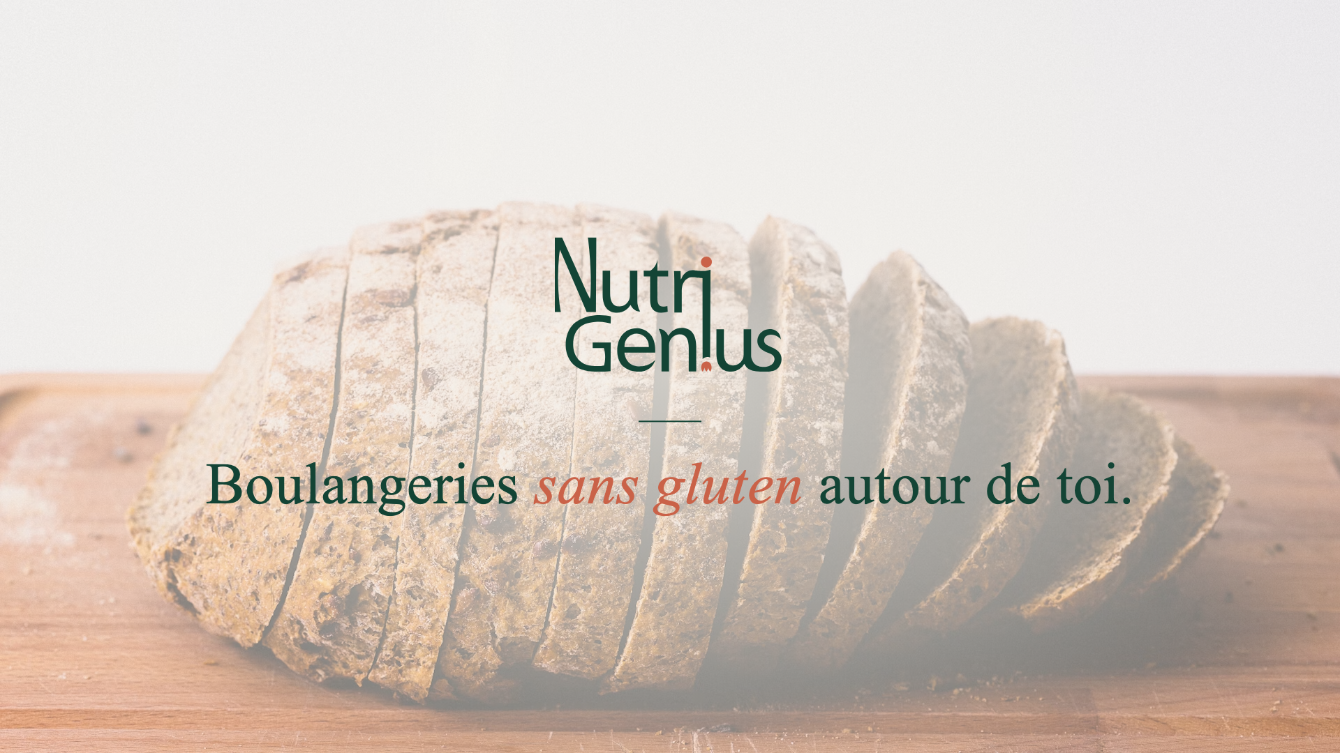 Pain sans gluten tranché sur une planche en bois, pour trouver une boulangerie sans gluten autour de moi