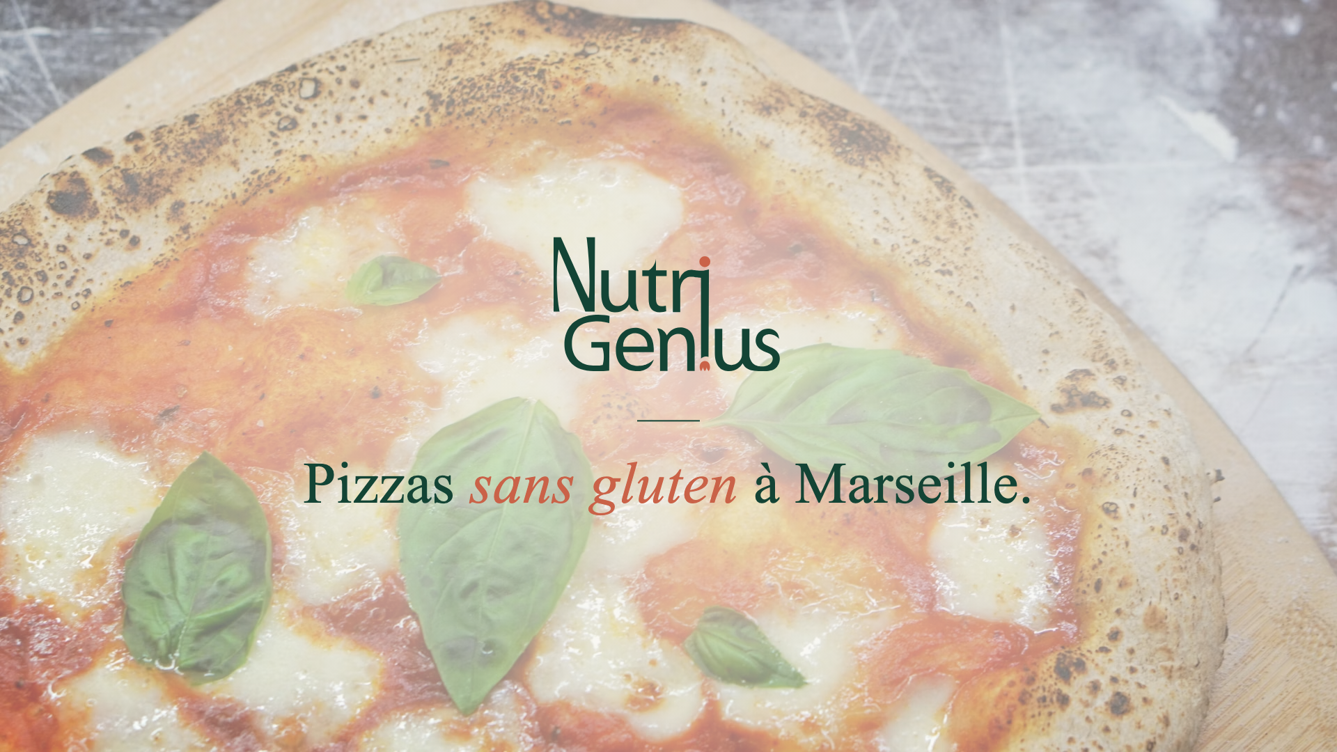 Pizza sans gluten à Marseille : pizza margherita au basilic sur une planche en bois
