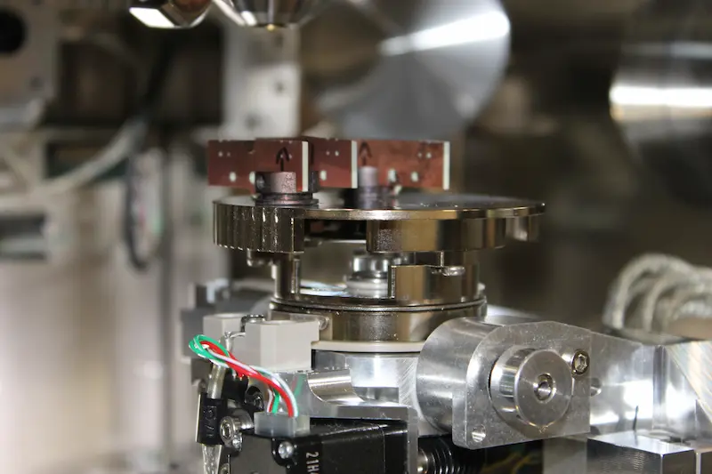 Nauwkeurige metalen mechanische component met bedrading in industriële machine.