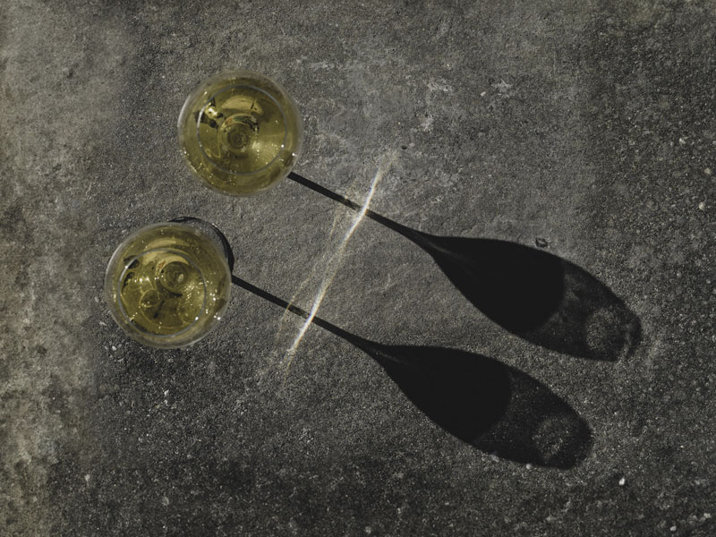 2 verres de Champagne sur sol en pierre