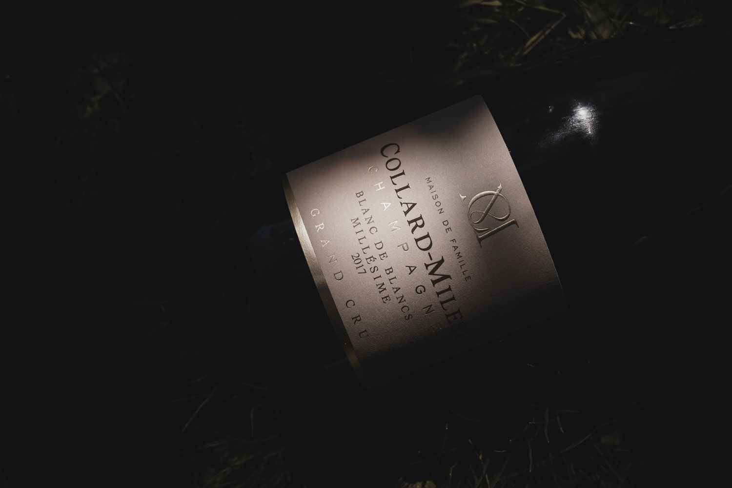 Reflets du soleil sur une bouteille de Champagne Collard-Milesi Blanc de Blancs Millésime 2017 Grand Cru