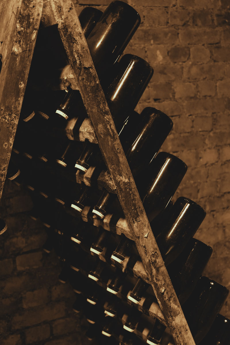 Pupitre de remuage avec des bouteilles dessus