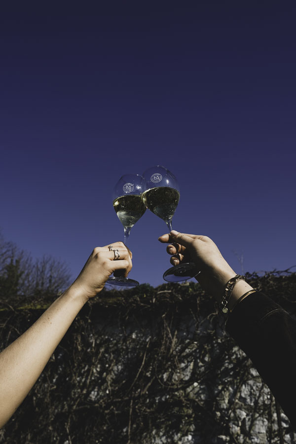 2 mains tenant 2 verres de Champagne vers le ciel