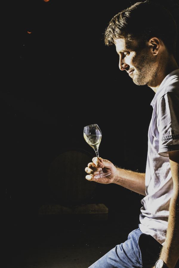 Matthias Collard avec un verre de Champagne à la main