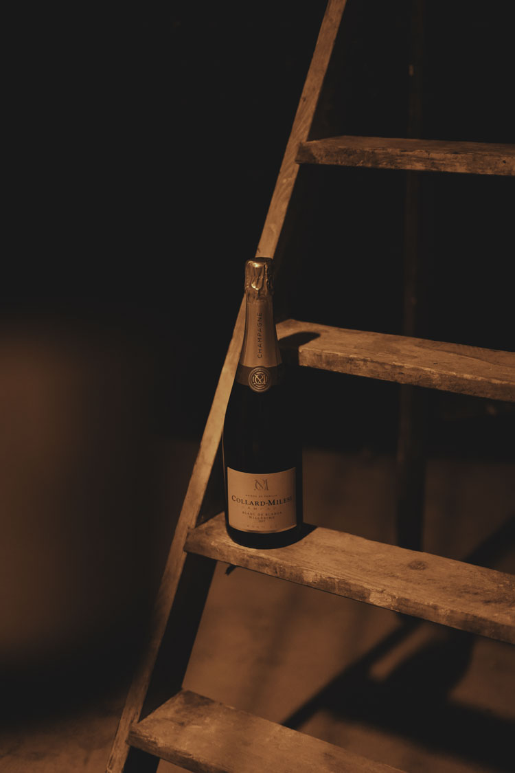 Bouteille de Champagne sur une marche d'escabeau