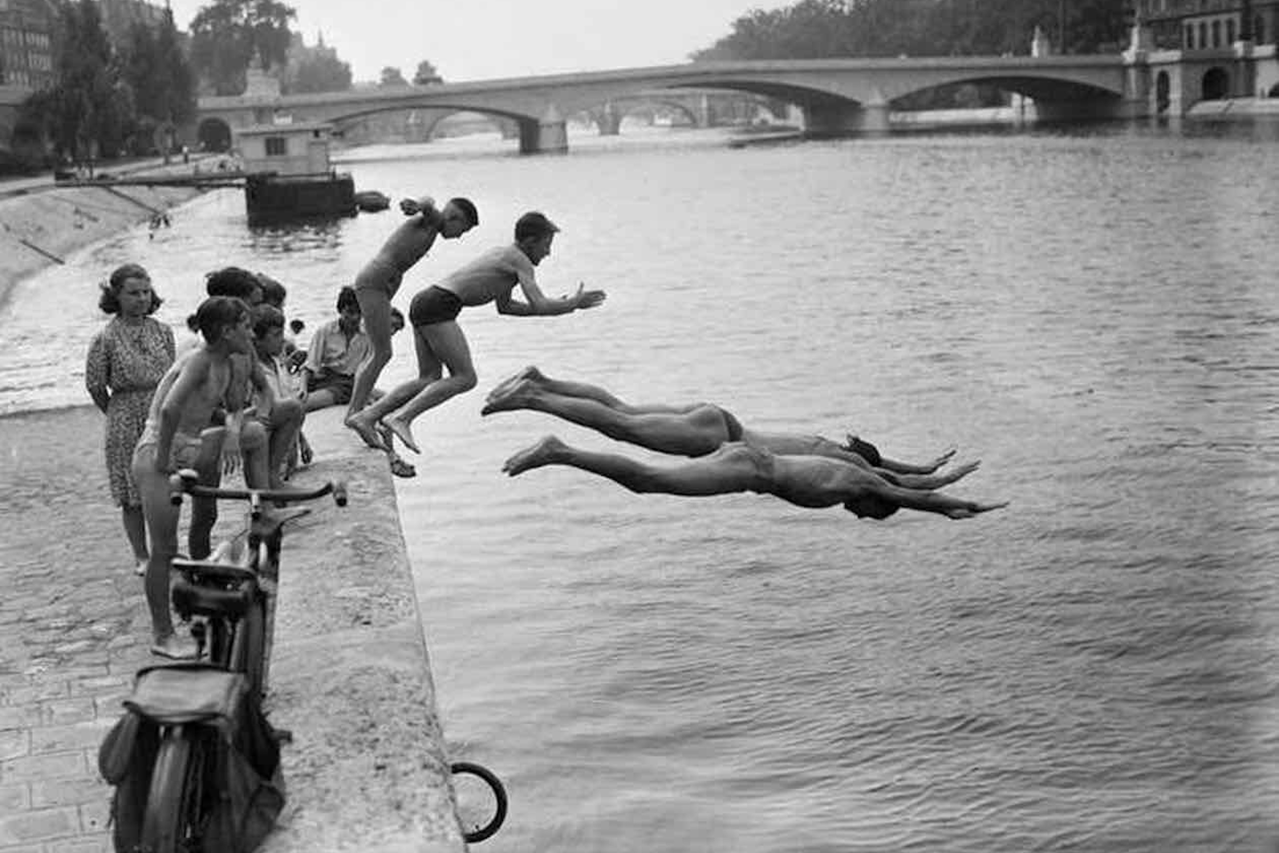 Enfants plongeant dans la Seine