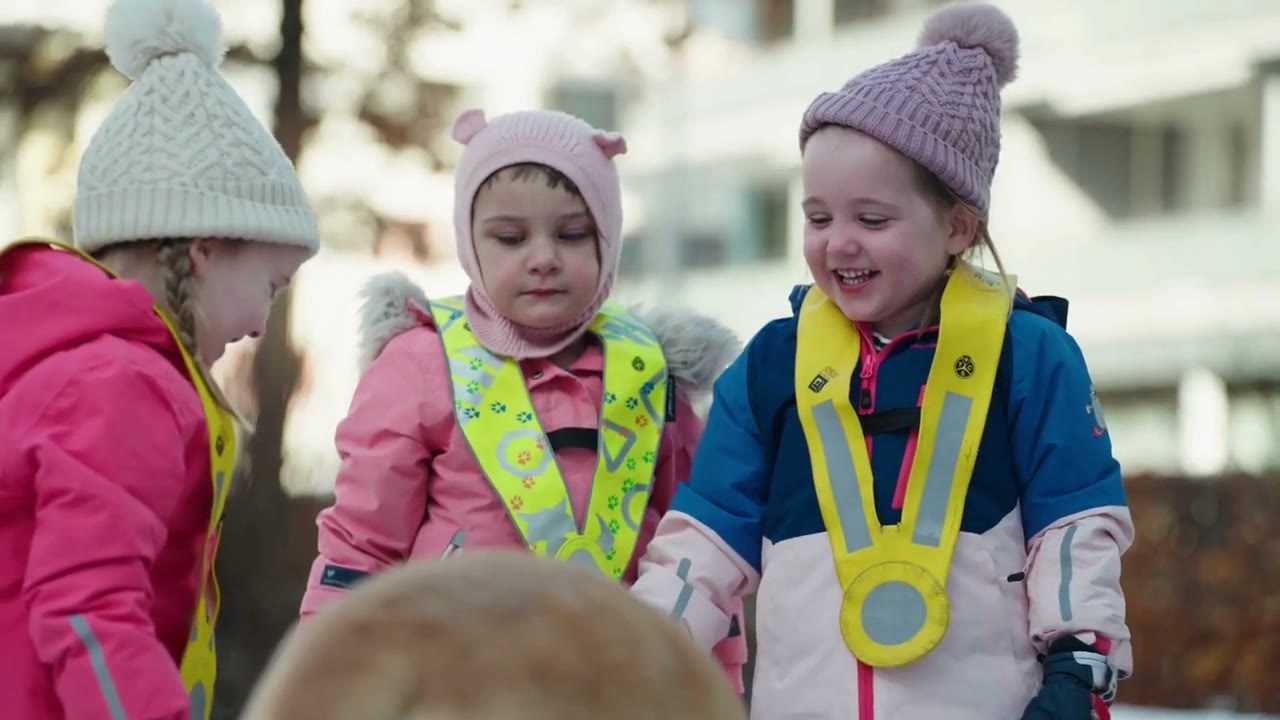 Kinder draussen im Winter