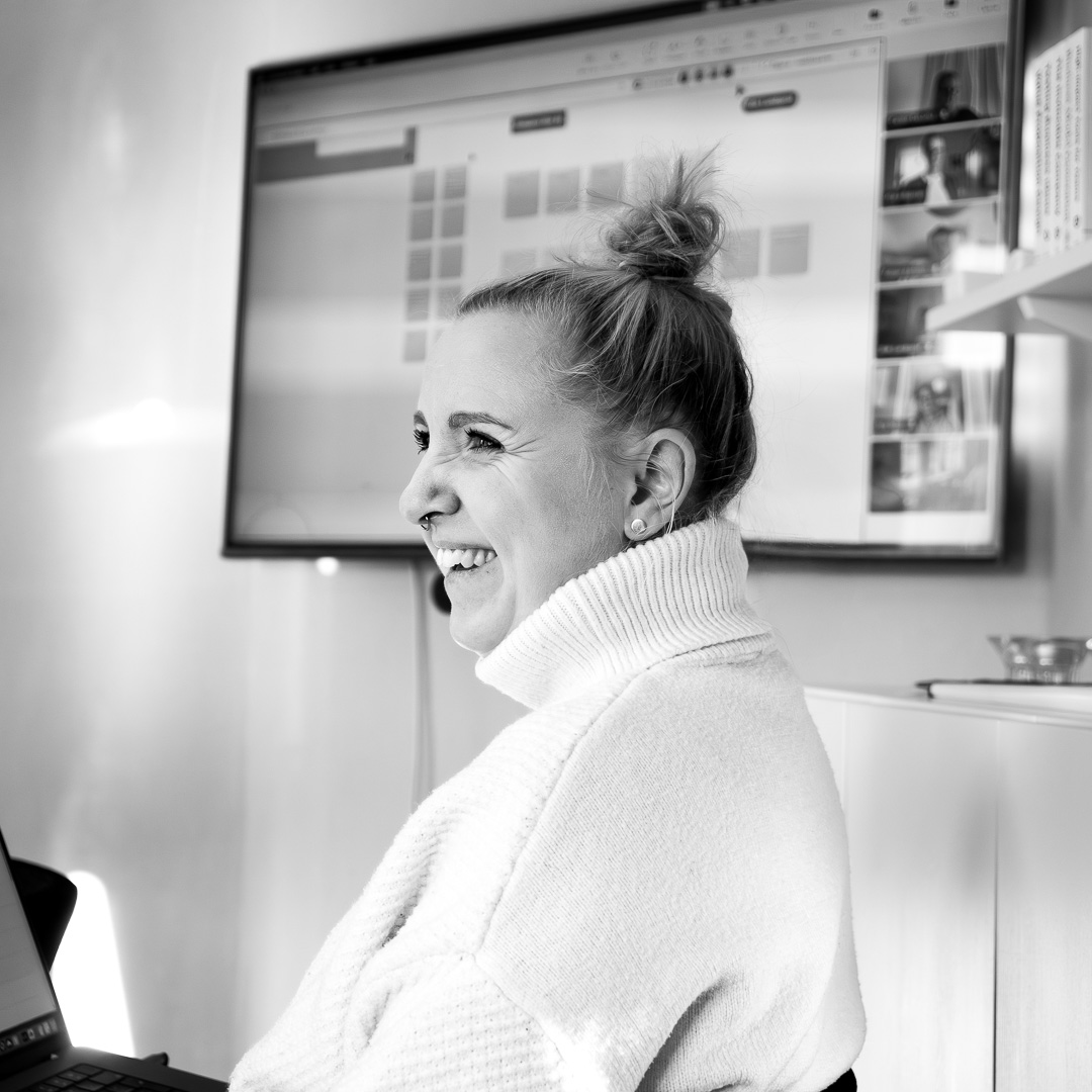 Två personer sitter vid ett matbord och skålar