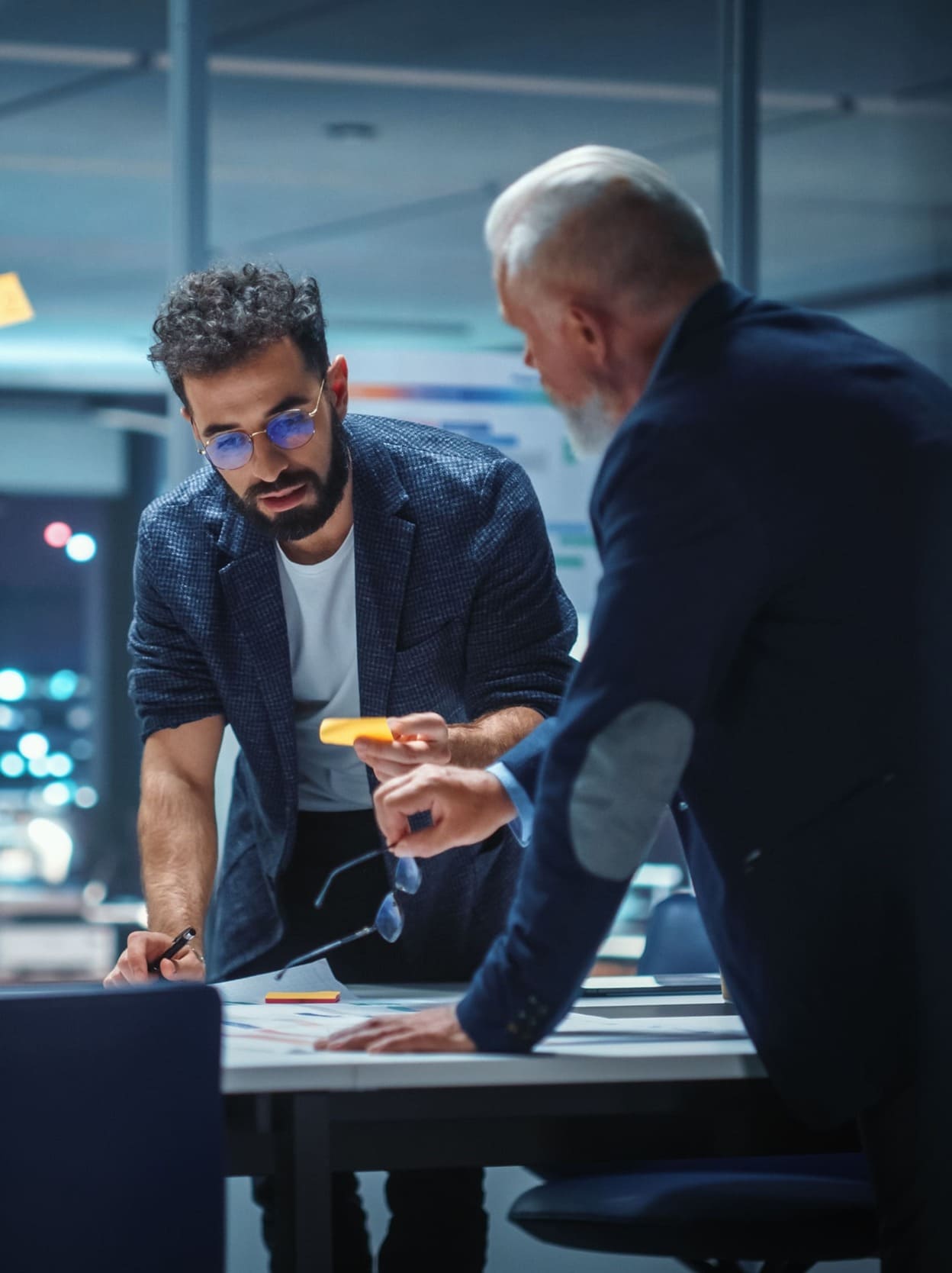 Réunion stratégique entre experts du digital, planification de projets web et développement de solutions numériques personnalisées.
