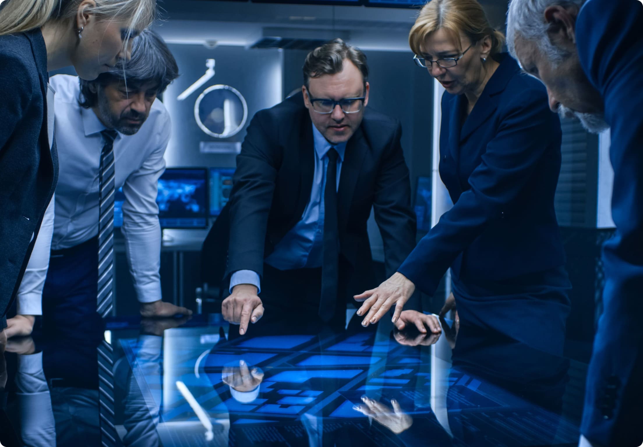 Réunion d'équipe à L'Agence Web Nantaise autour d'une table interactive pour élaborer des solutions digitales sur mesure