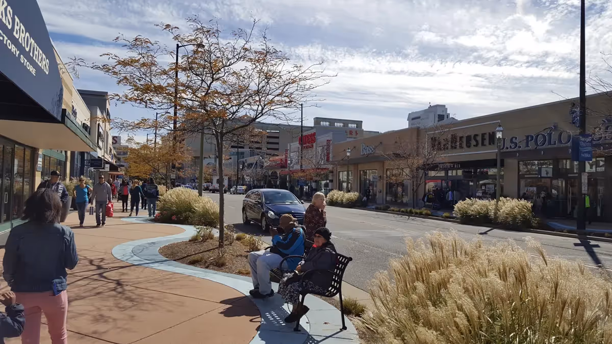 Street with people and shops in Atlantic City