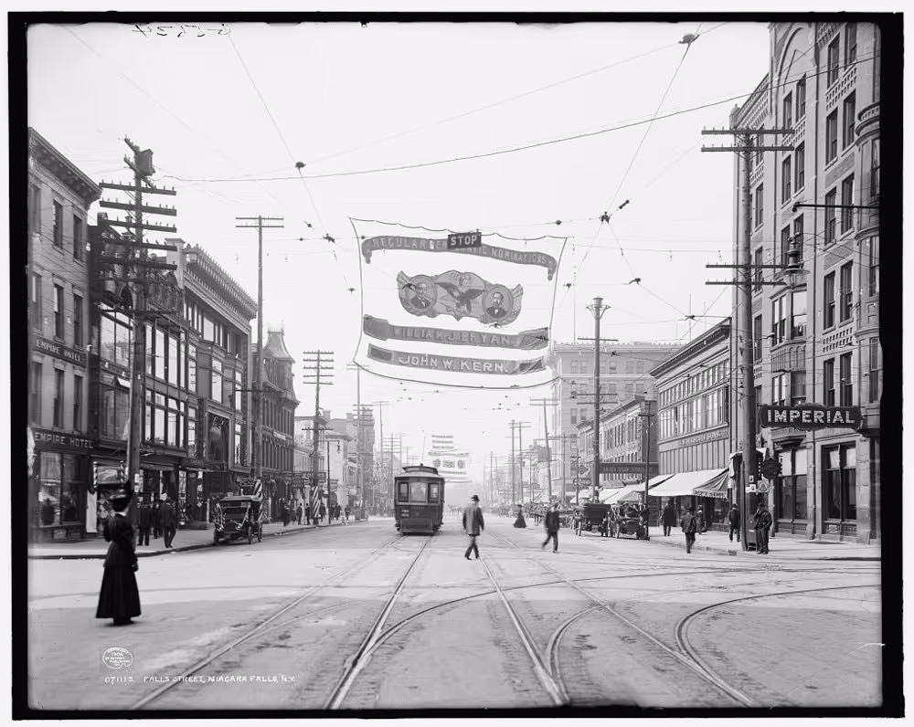 Black and white photo of Niagara Main Street in 1908