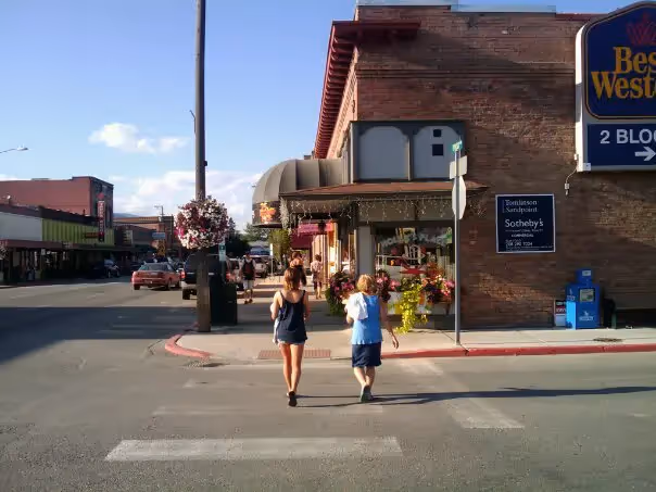People crossing street in Downtown Sandpoint