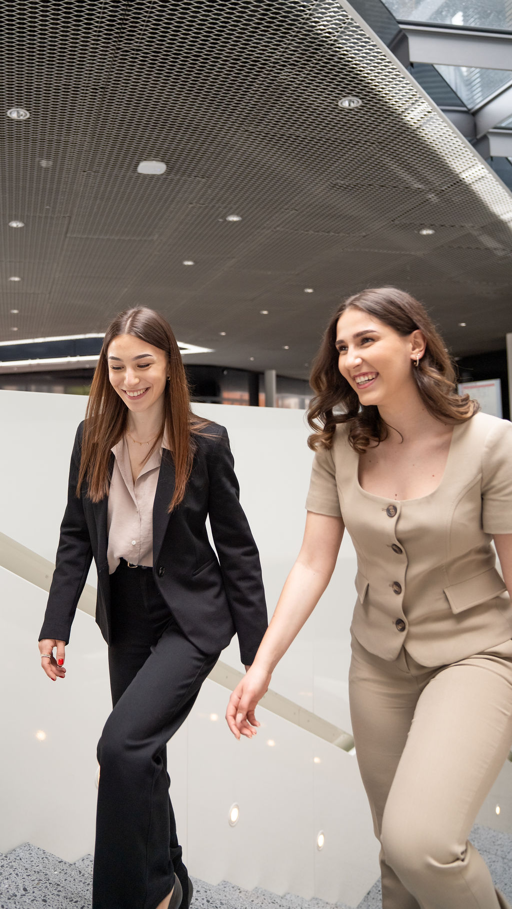 Joline Meens with female team member