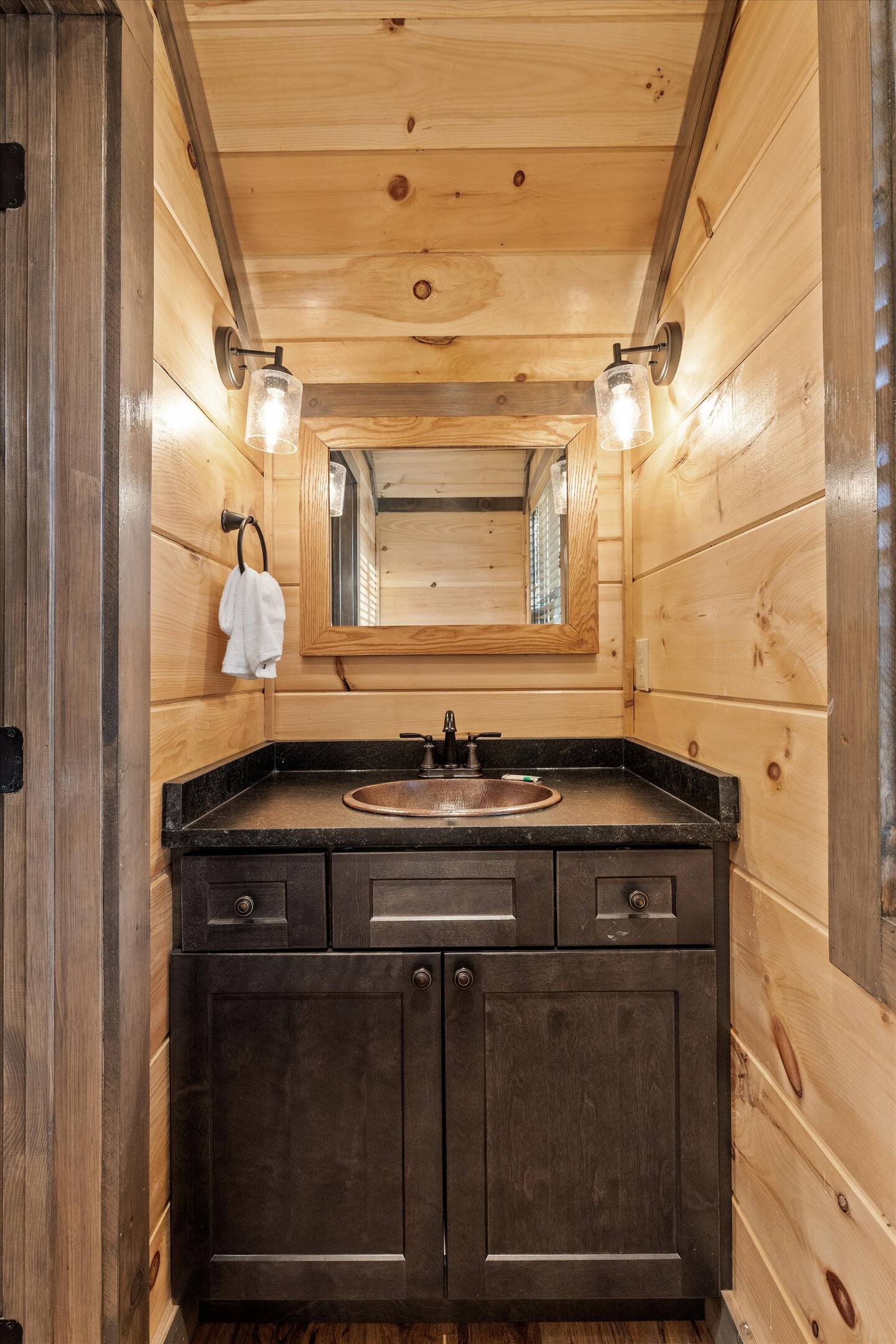 2 bedroom 1.5 bath cabin near Gatlinburg, TN