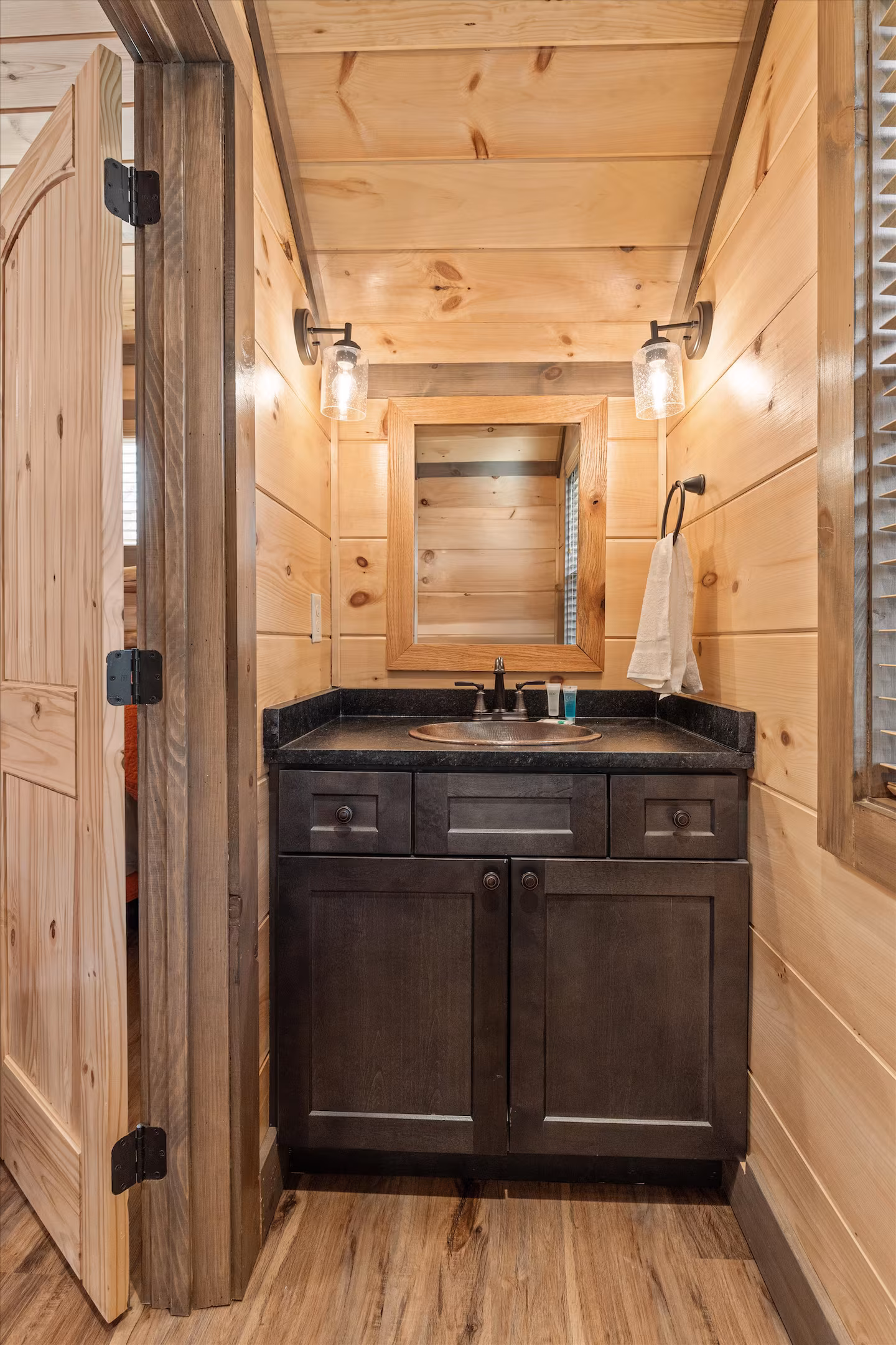 2 bedroom 1.5 bath cabin near Gatlinburg, TN