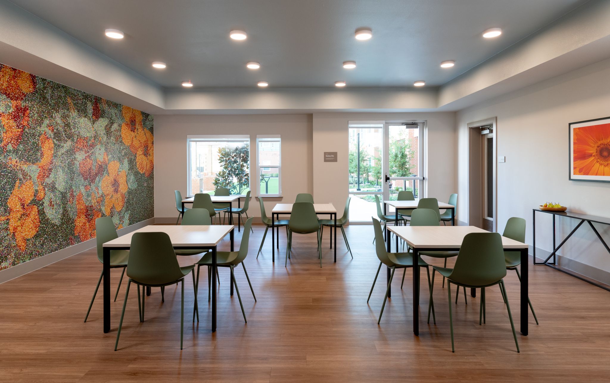 Dining room with chairs and tables
