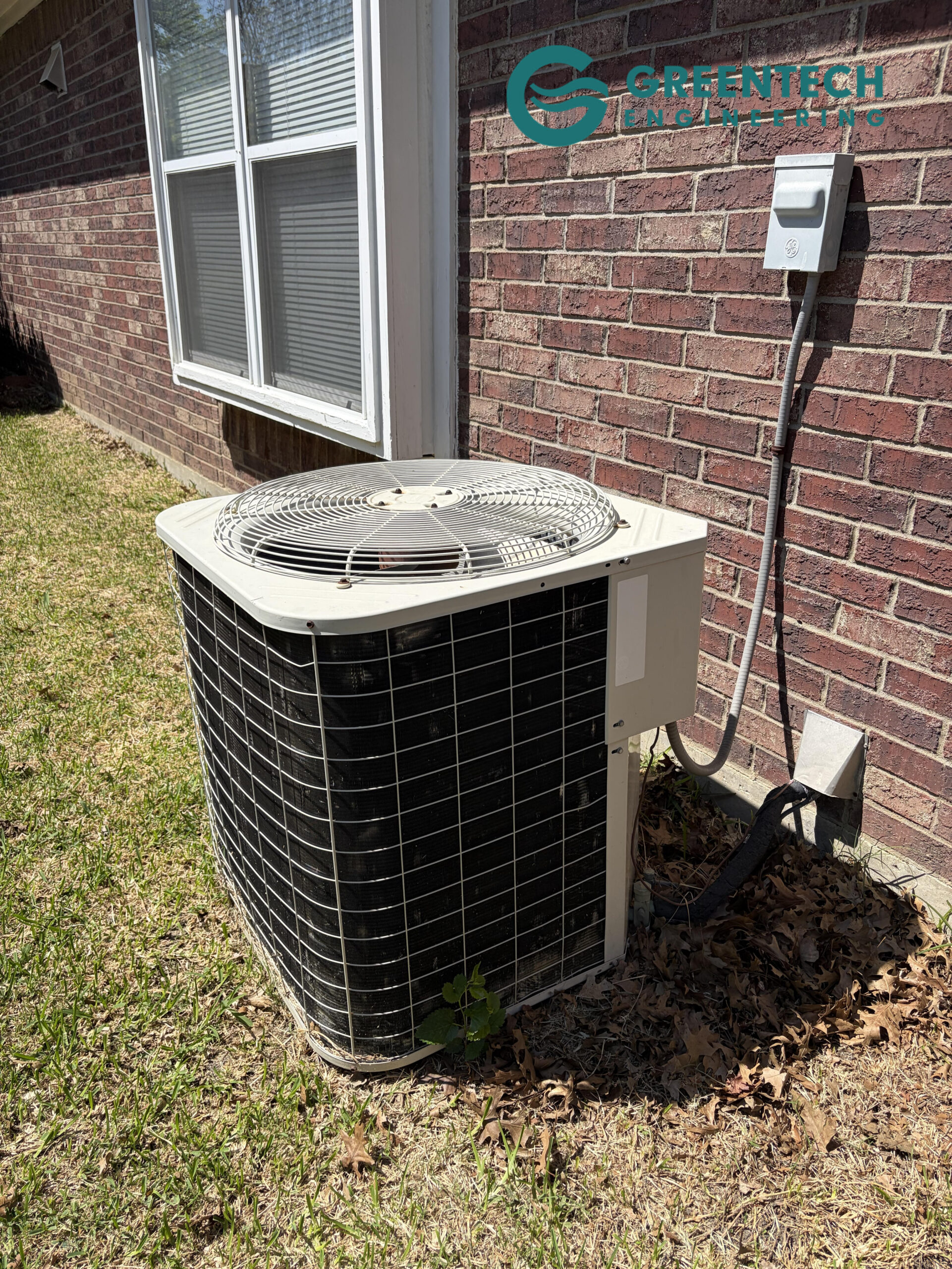An old, inefficient 4-Ton Bryant air conditioning condenser sitting in the side yard of a Grand Prairie, TX home prior to replacement.
