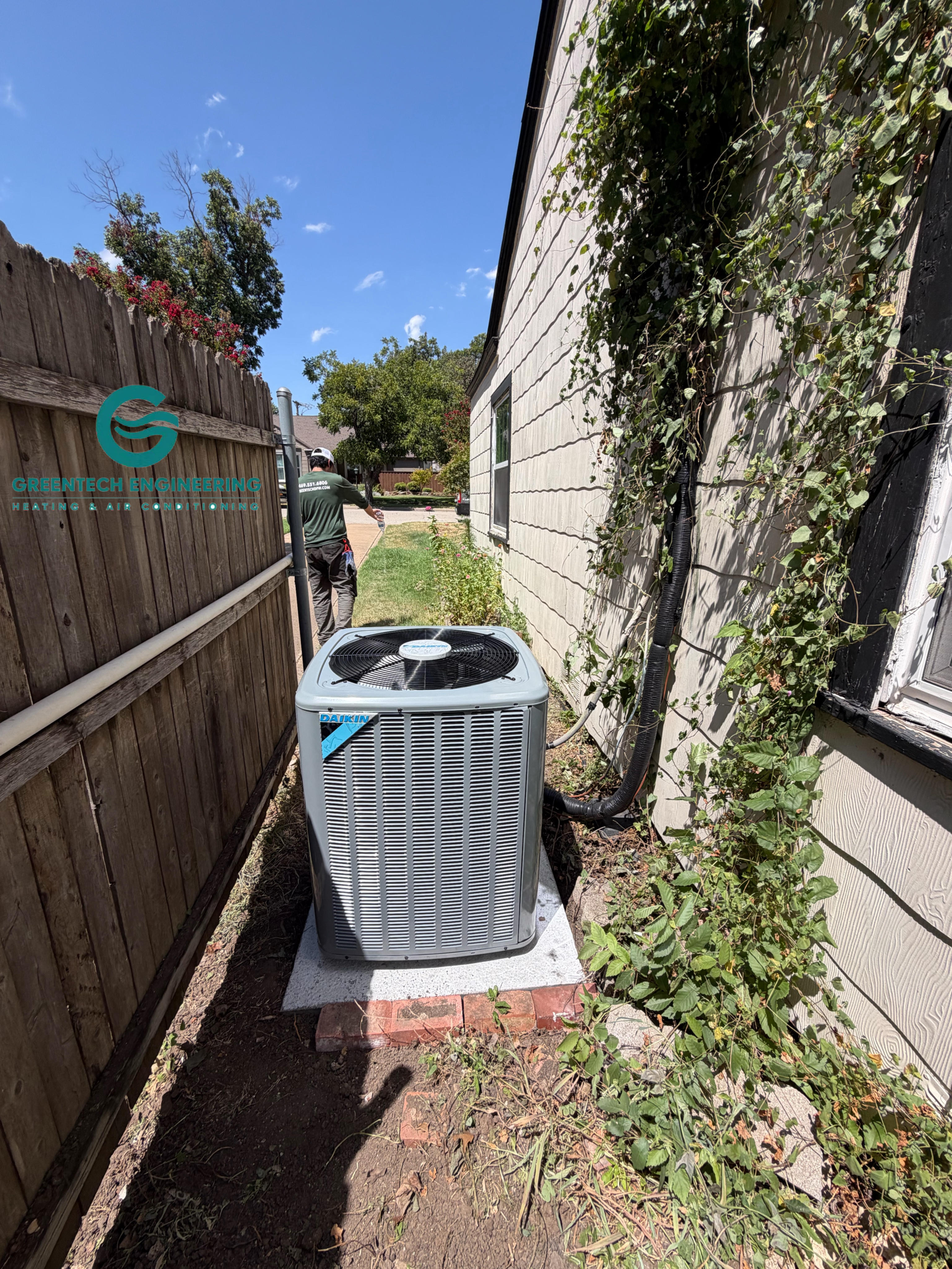 Daikin R-32 outdoor air conditioner installed at a Fort Worth home