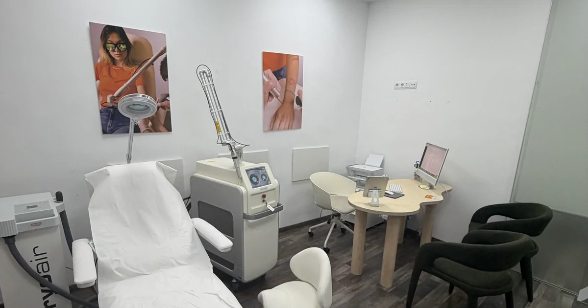 Cabina de eliminación de tatuajes láser del centro Ray studios Alicante