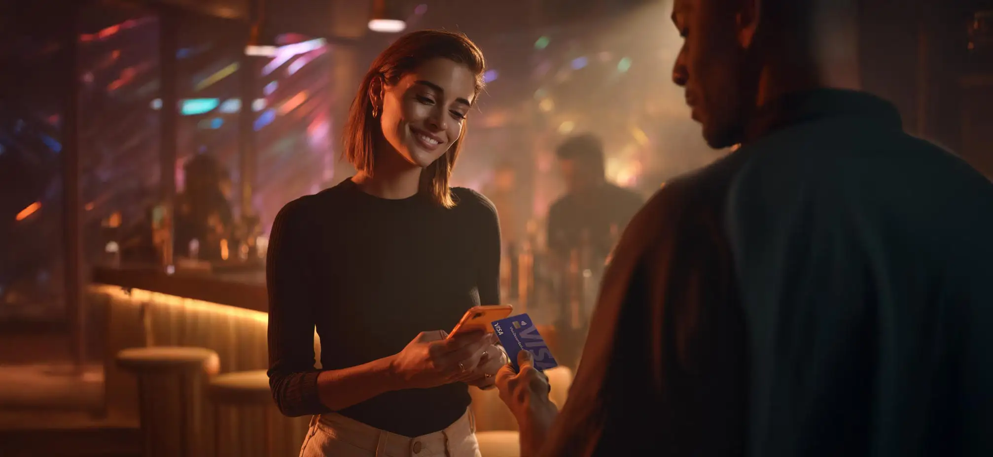 Mujer cobrando con tarjeta en un bar desde su celular usando la app Payphone.