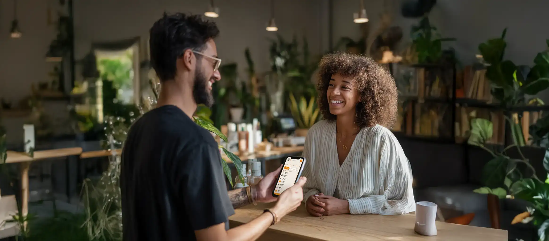 Hombre paga con la app de Payphone a su amiga.