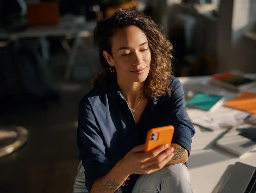 Freelancer recibiendo pagos con tarjeta en su celular con la app Payphone.