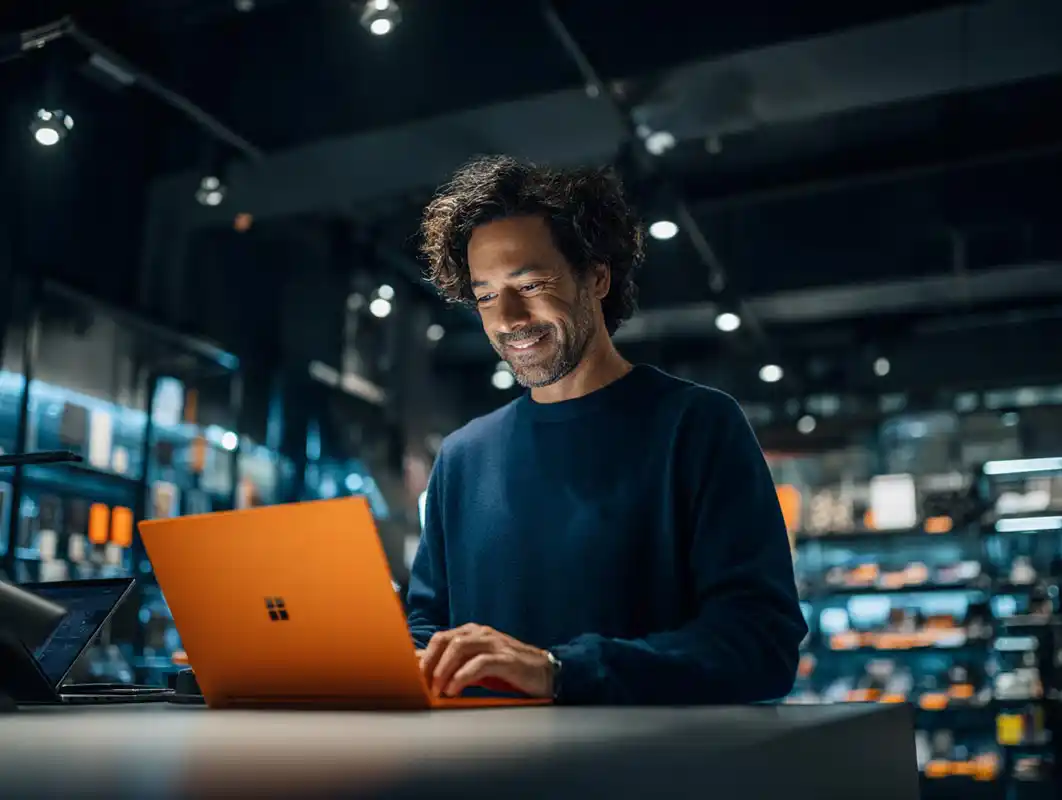 Hombre recibiendo pagos con tarjeta desde laptop con Payphone de forma segura y simple.