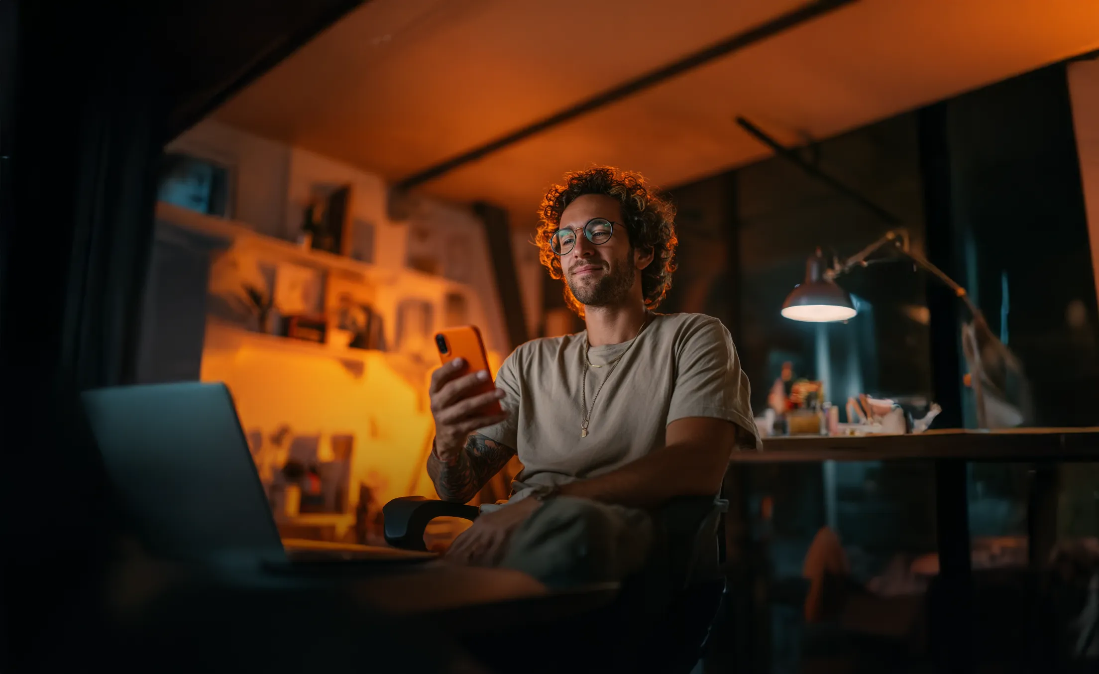 Hombre usando app para cobrar con tarjeta desde su celular en casa, sin datáfono.