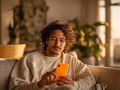 Un hombre pide su tarjeta Mastercard Payphone a través de la app de Payphone.