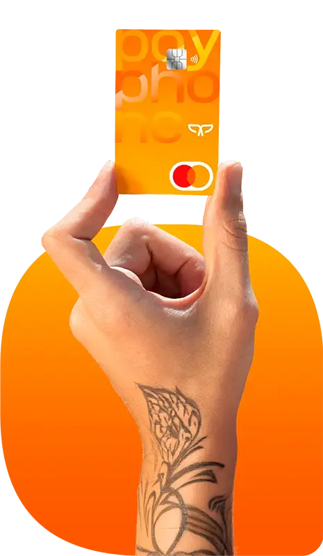 Mano tatuada sostiene la tarjeta Mastercard Payphone.