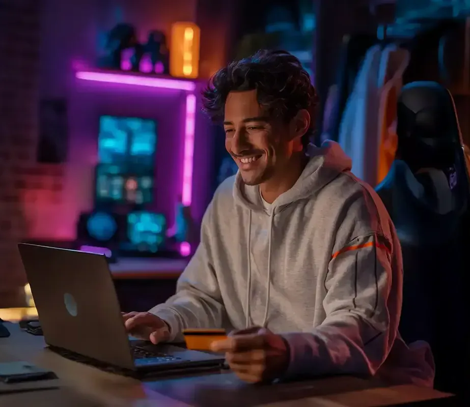 Un hombre compra en línea utilizando su Mastercard Payphone.