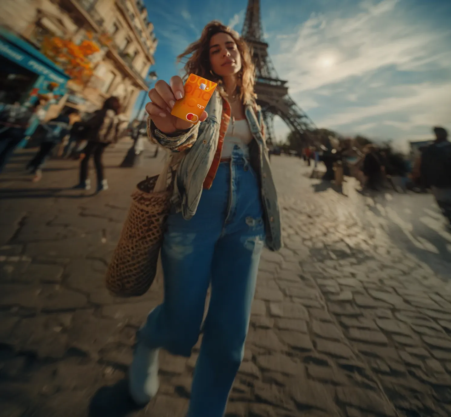 Mujer muestra su tarjeta Mastercard Payphone mientras se encuentra en Paris.