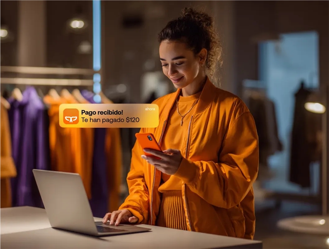 Vendedora de e-commerce cobra a sus clientes a distancia utilizando la app de Payphone.