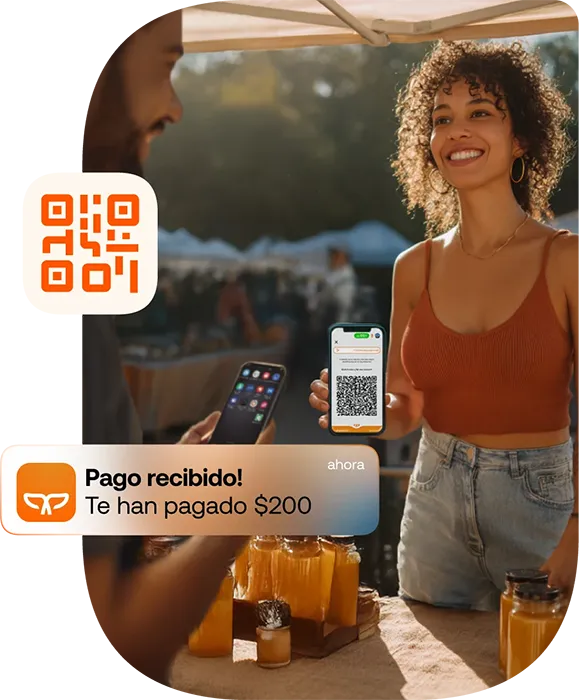 Hombre paga a la vendedora a través del código QR de Payphone.
