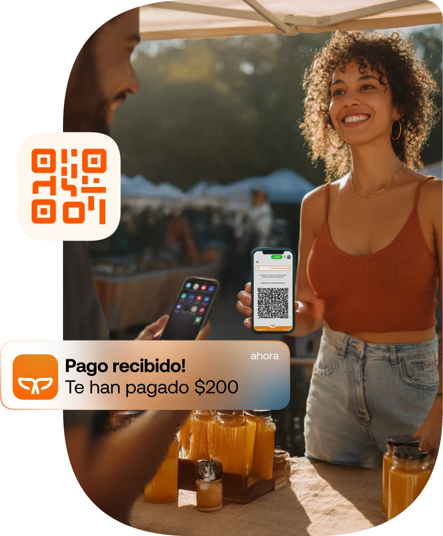 Hombre paga a la vendedora a través del código QR de Payphone. 