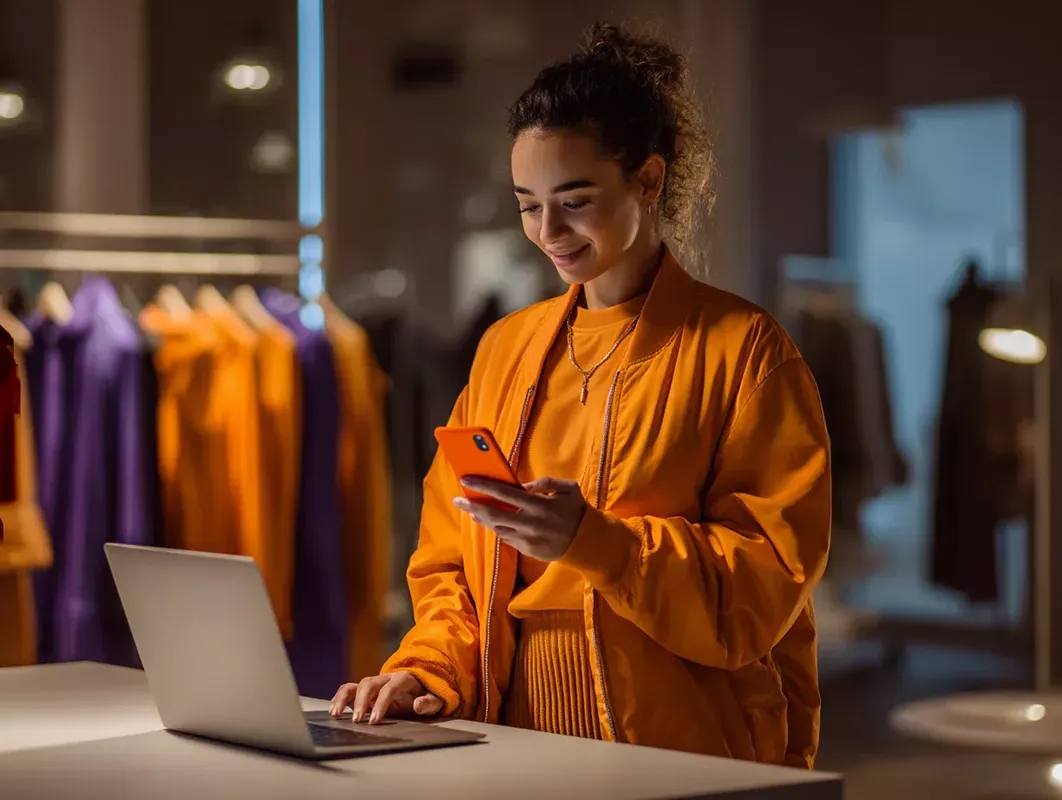 Vendedora de e-commerce cobra a sus clientes a distancia utilizando la app de Payphone.