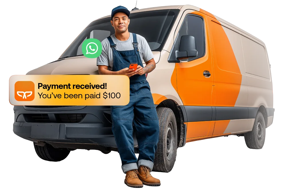 Mecánico apoyado en una van cobra a través de WhatsApp con un link de pago Payphone.