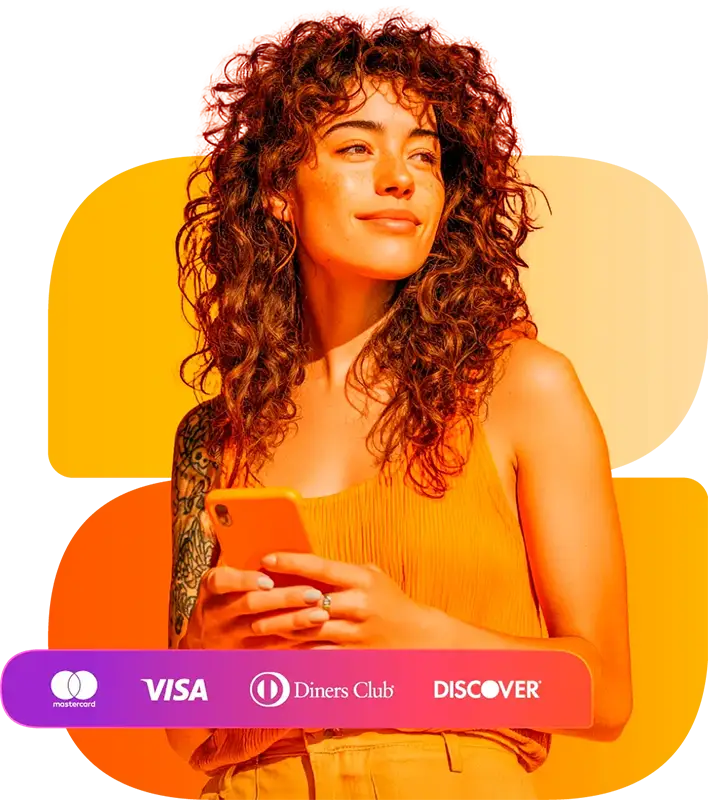 Mujer utiliza la app de Payphone.