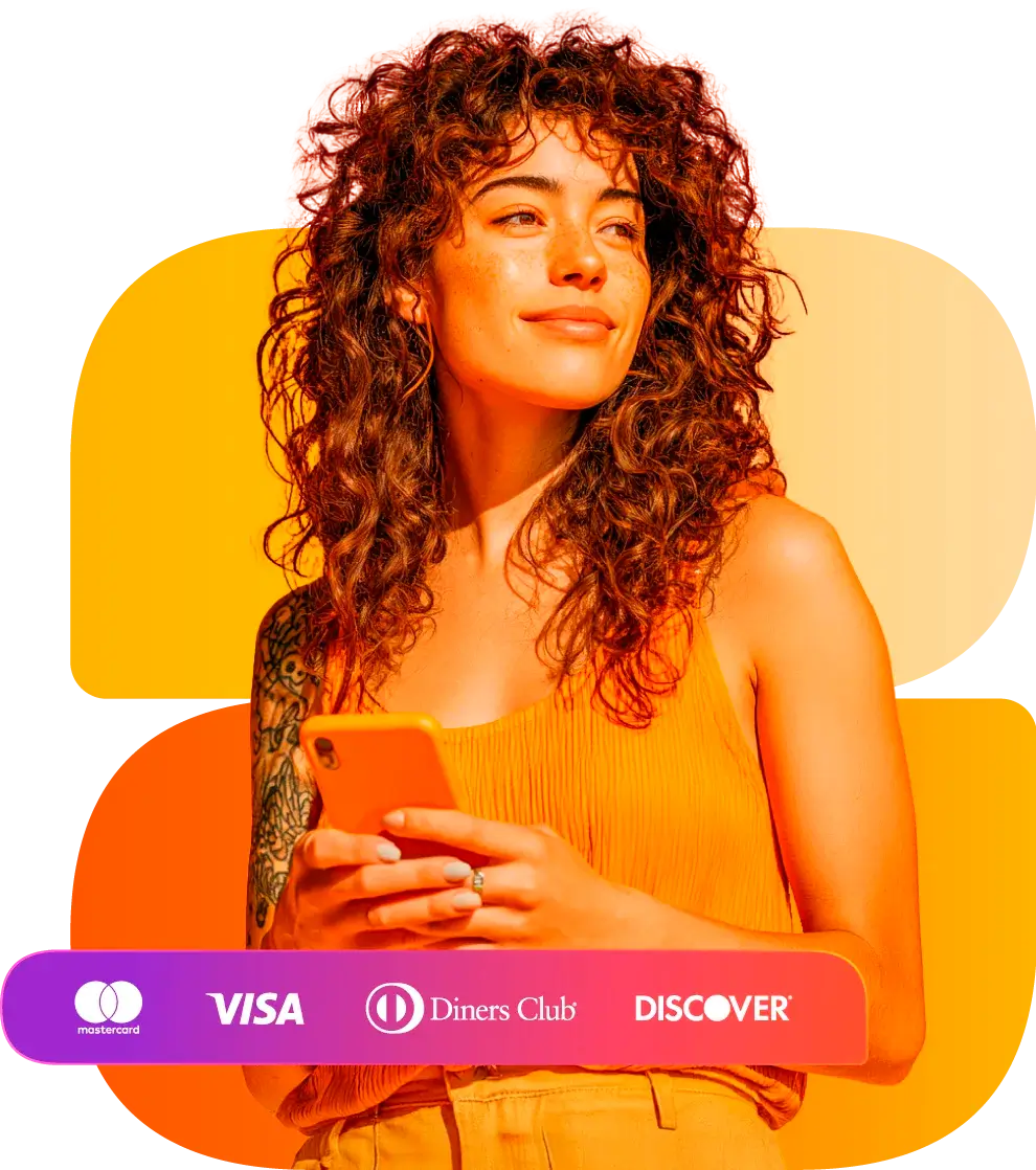 Mujer utiliza la app de Payphone.
