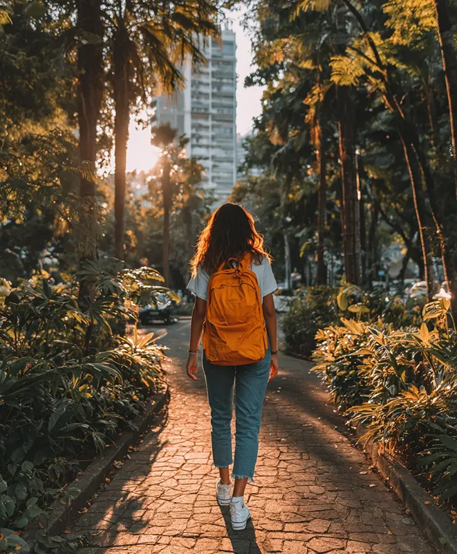 Empleado de Payphone mira a cámara mientras usa su smartphone.