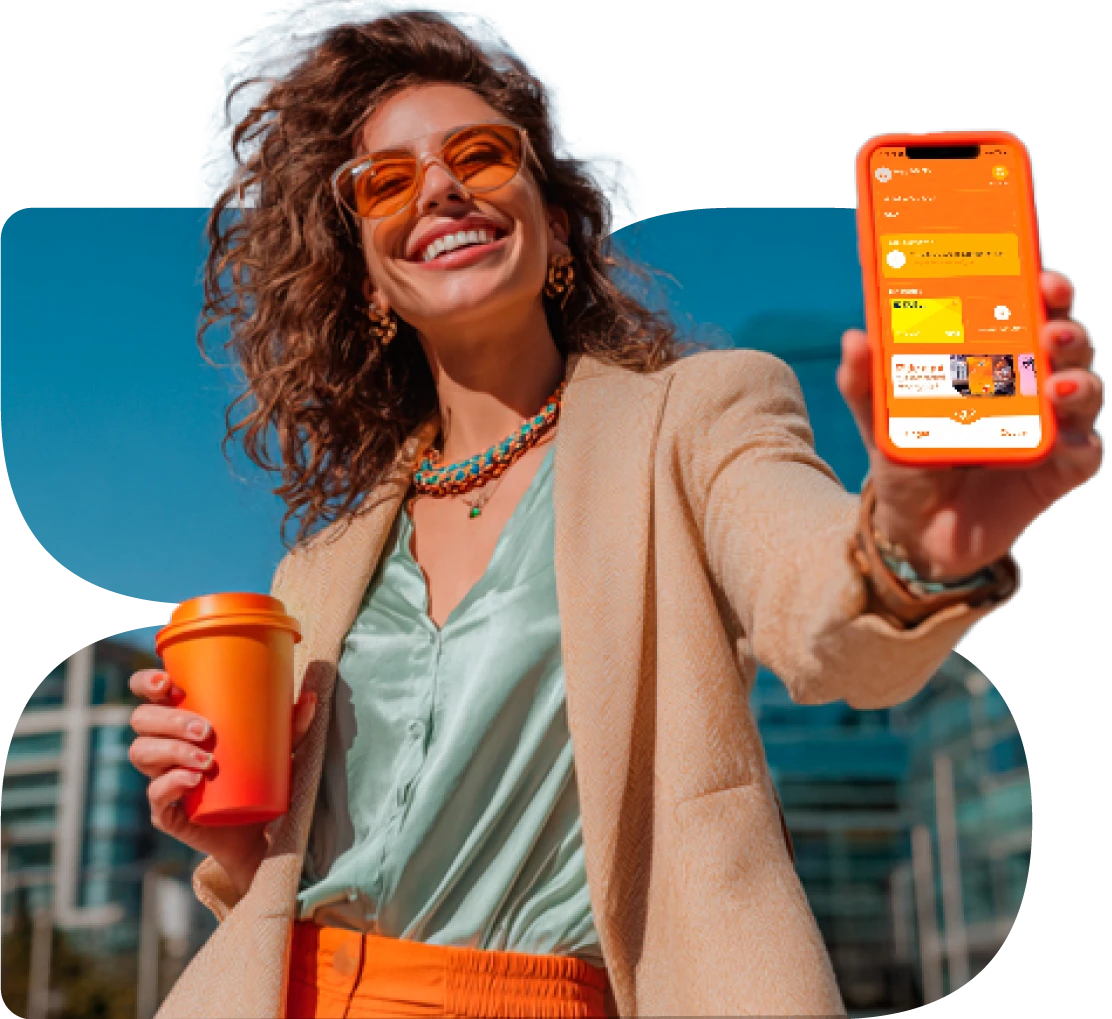 Mujer muestra su smartphone con la app de Payphone para demostrar lo fácil que es usarla.
