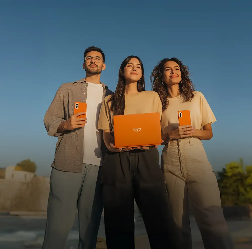 Jóvenes sostienen en sus manos diferentes dispositivos, smartphones y laptops, desde donde pueden acceder a Payphone.
