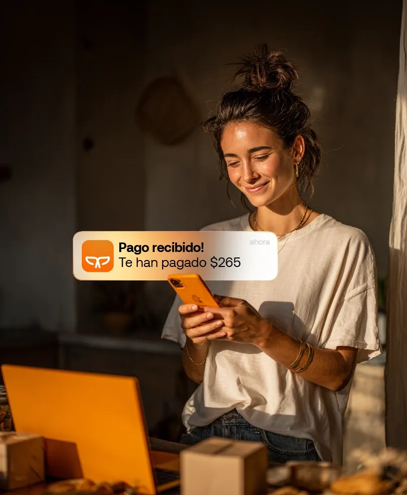 Mujer cobra a sus clientes online utilizando la cajita de pagos de Payphone.