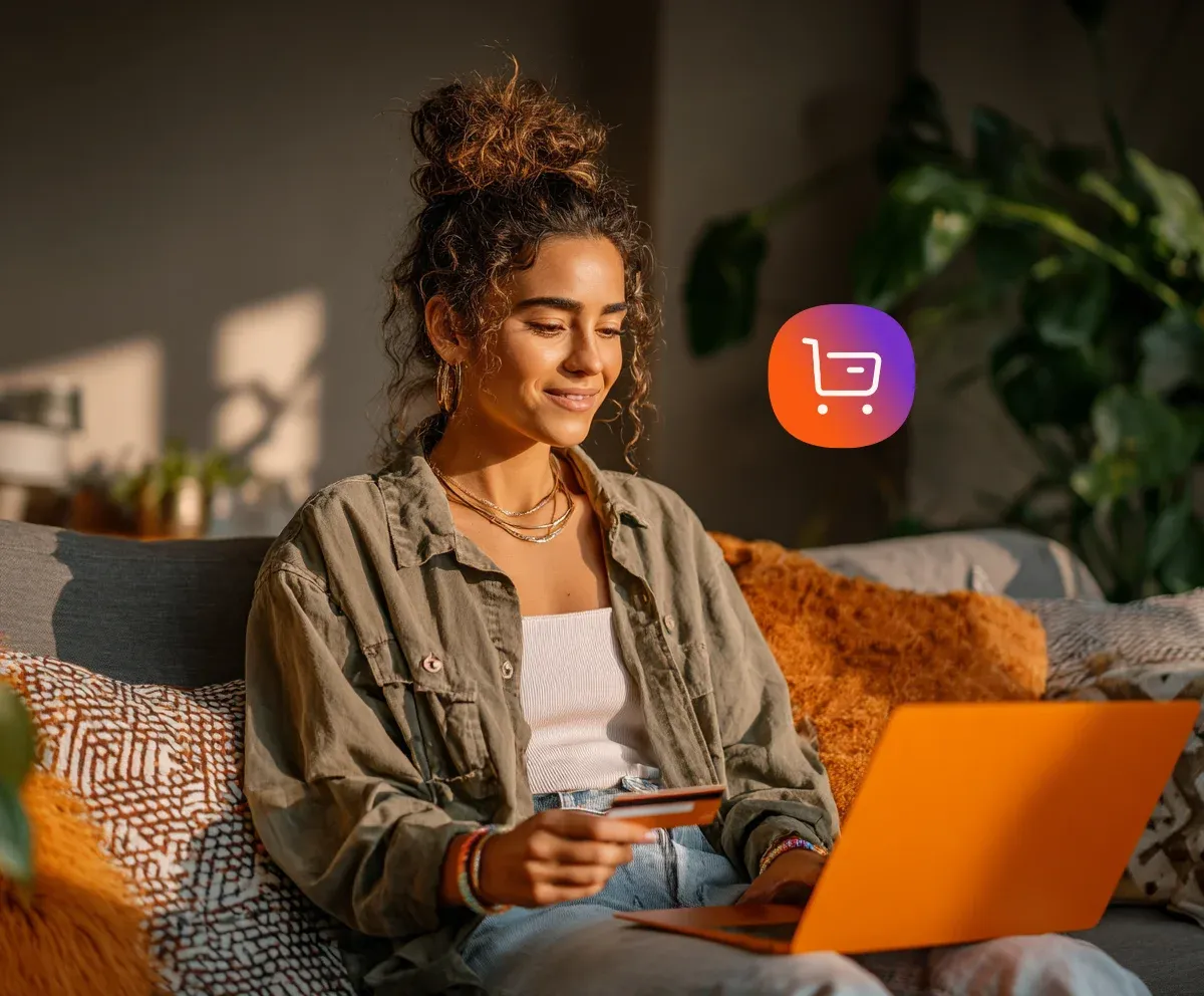 Mujer compra en las misma tienda online sin salir de ella a través de la cajita de pagos de Payphone.