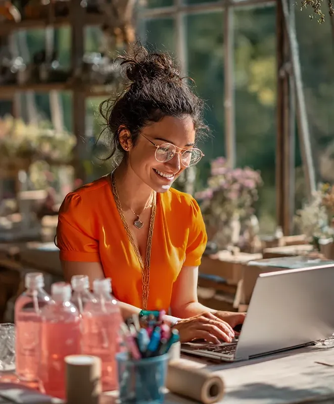 Mujer utiliza la cajita de pagos de Payphone en su tienda online para cobrar simple con tarjeta.