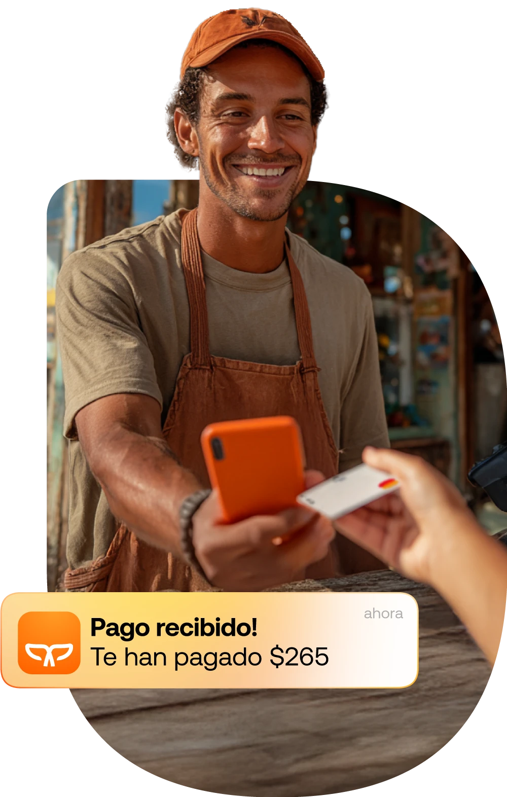 Hombre cobra con tarjeta y recibe su pago a través de la app Payphone.