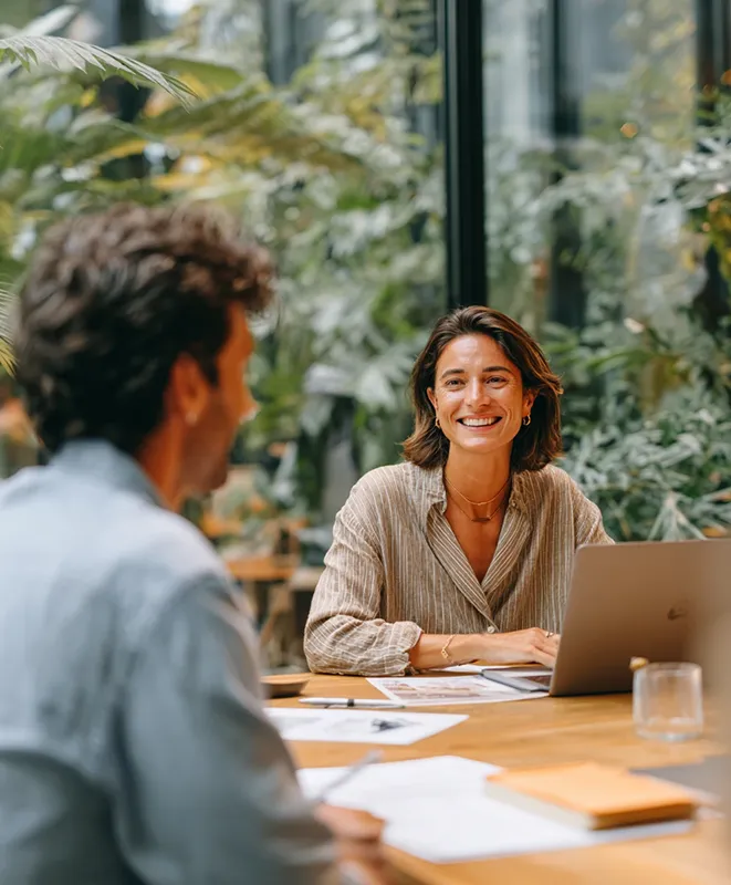 Emprendedores de una startup se reunen para integrar en su sitio web el API Link de Payphone y asi poder cobrar en línea. 