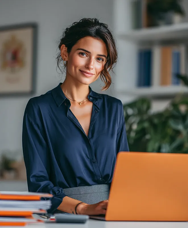 Mujer que pertenece a una ONG utiliza la API Link de Payphone en la web de la fundación para recaudar fondos. 