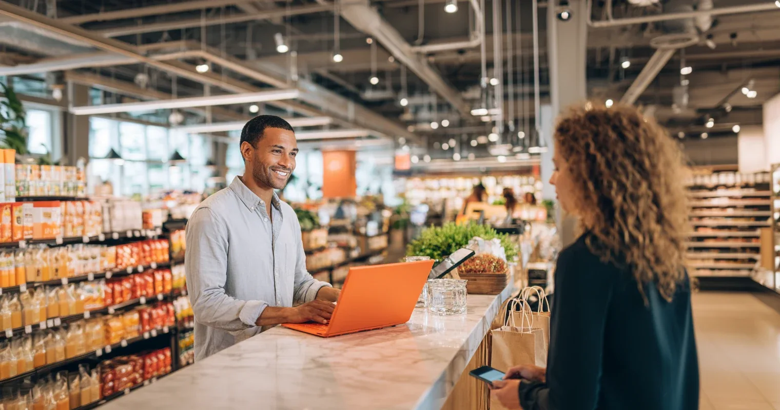 Hombre a través de API Sale de Payphone puede cobrar a sus clientes en su tienda. 